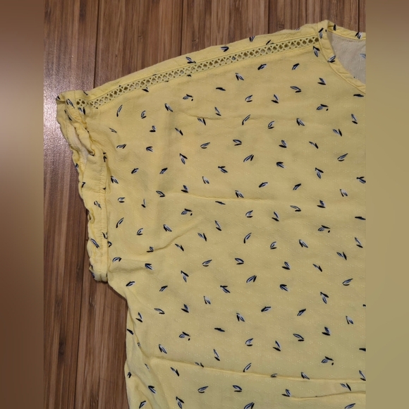 ❤️ David Bitton Women's Top with Tie Front - Picture 4 of 9